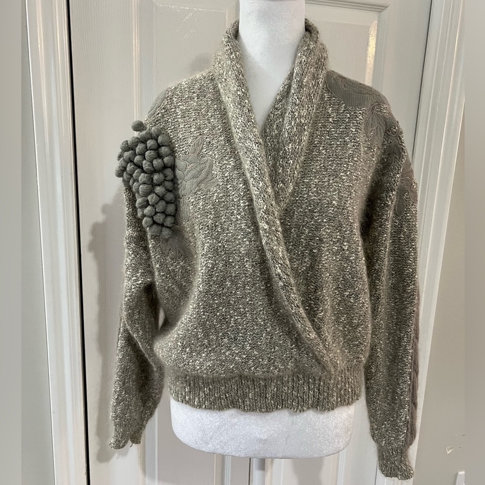 Vintage Together! Women’s Gray 3D Floral Appliqué Wool Blend Sweater Size Med.